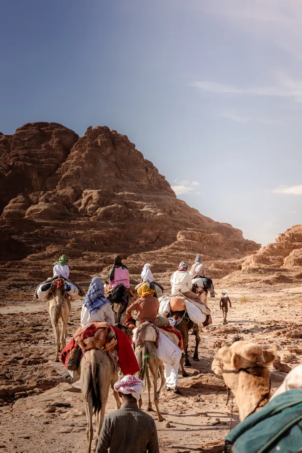 Lena trok met een groep vrouwen op kamelen door de Egyptische woestijn 