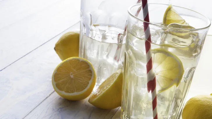 Waarom je nooit een drankje met citroen moet bestellen