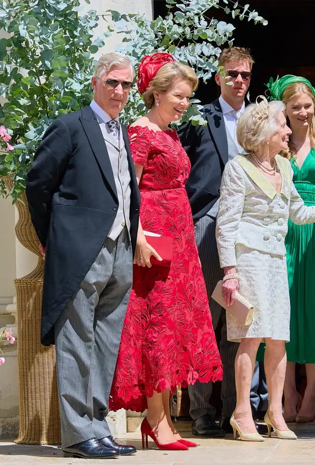 Bruiloft Isabel van Habsburg-Lorraine: koning Filip, koningin Mathilde, prins Gabriël, prinses Elisabeth na afloop van de ceremonie.