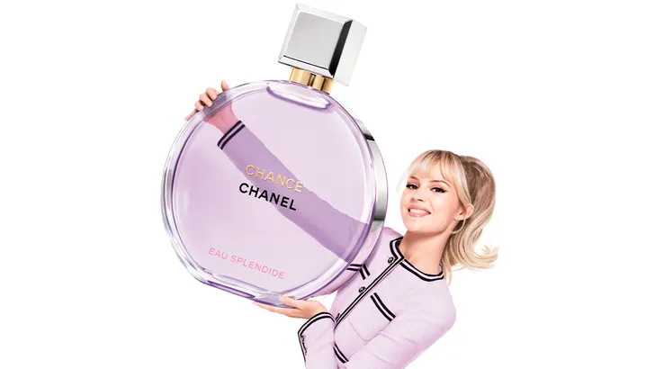 Vrouw houdt mega parfumfles van Chance Eau Splendide van Chanel vast