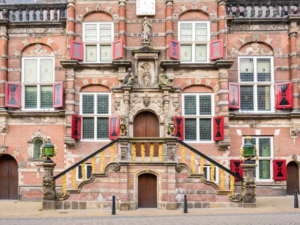 Het oude stadhuis van Bolsward, waar Museum De Tiid in is gevestigd.
