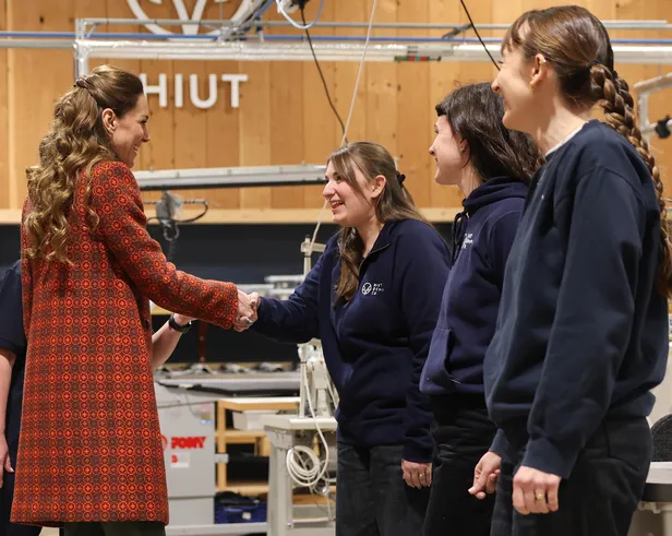 Kate's kapsel deed ons denken aan haar huwelijks-look, maar dan nét even anders.