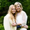 Huh? Máxima en Amalia vlogen op Prinsjesdag even op en neer naar Griekenland | Nouveau