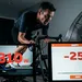 Mannelijke wielrenner verliest zichtbaar vermogen tijdens een zware indoortraining door een wetenschappelijk bewezen trainingsfout die oververhitting veroorzaakt.