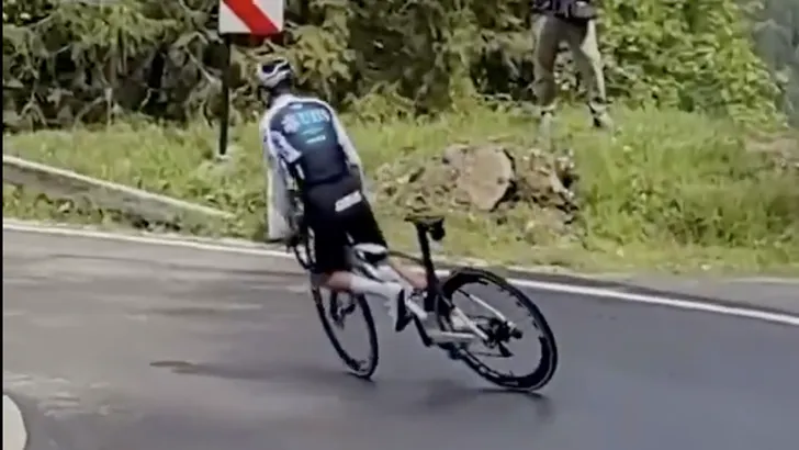 tom pidcock stunt op de fiets