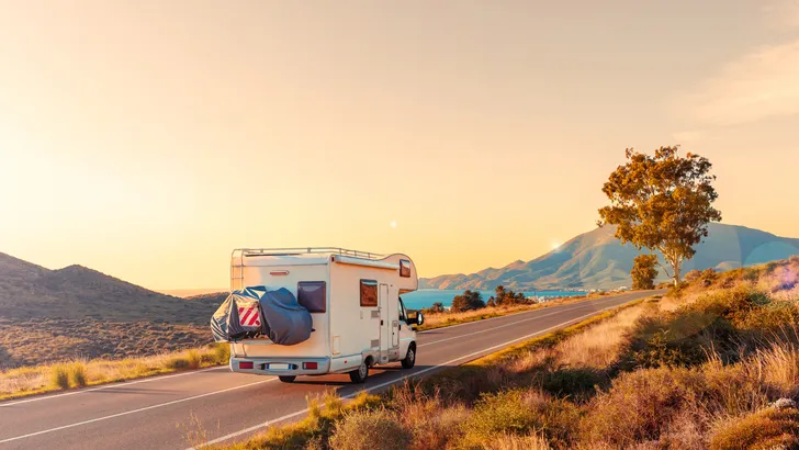 Slapen in een rijdende camper: Mag dat nu wel of is het levensgevaarlijk?
