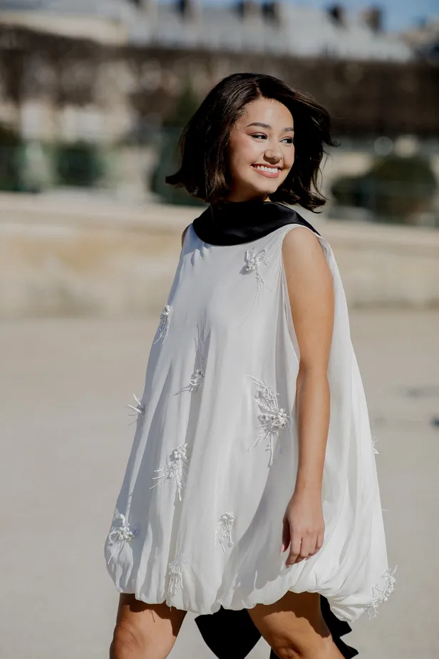 Vrouw in wijde witte jurk tijdens fashion week 