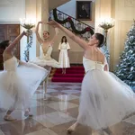 5,5 km aan lampjes, linten en een ballet: kerstdecoraties Witte Huis groots onthuld