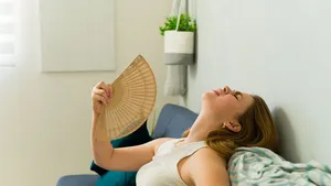Vrouw heeft het warm in de zomermaanden.