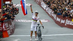 Tadej Pogacar viert zijn zege na een lange solo in Strade Bianche.
