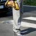 Stijlvolle vrouw met een baggy jeans aan.
