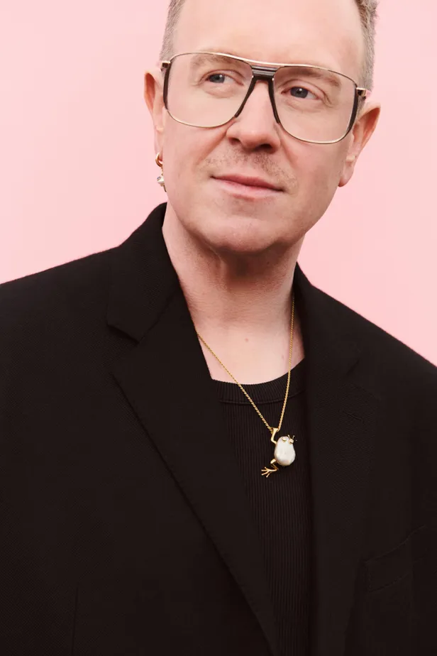 Harry Lambert met zijn nieuwe barokhanger van Pandora Wonders.