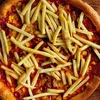 Raar maar waar: Lidl introduceert pizza mét frietjes