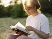 Vrouw leest boek