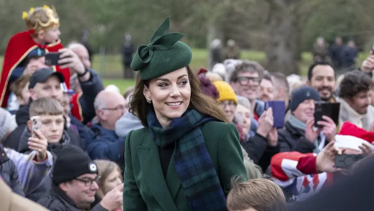 Foto van prinses Kate groet het publiek bij de kerstwandeling te Sandringham, 25 december 2024.