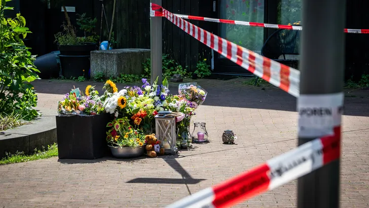 Bloemen bij de woning van Johan en Mathilda.