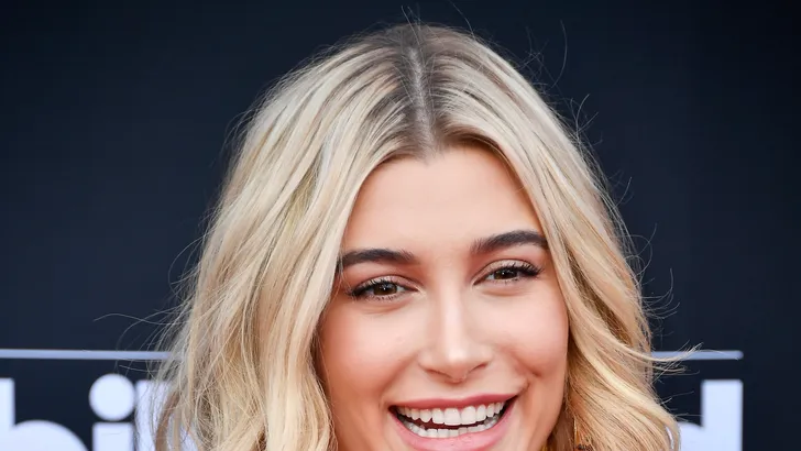 Zien: de awkward eerste ontmoeting van Justin Bieber en Hailey Baldwin