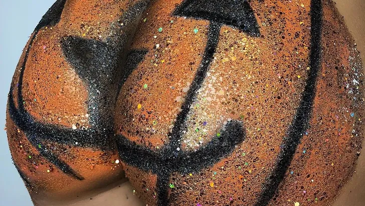 ZIEN: vrouwen beschilderen hun billen voor Halloween