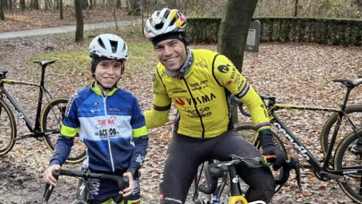 wout van aert met jonge fan