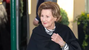 Noors hof deelt gezondheidsupdate over koningin Sonja – Foto van koningin Sonja met een zwarte mantel.