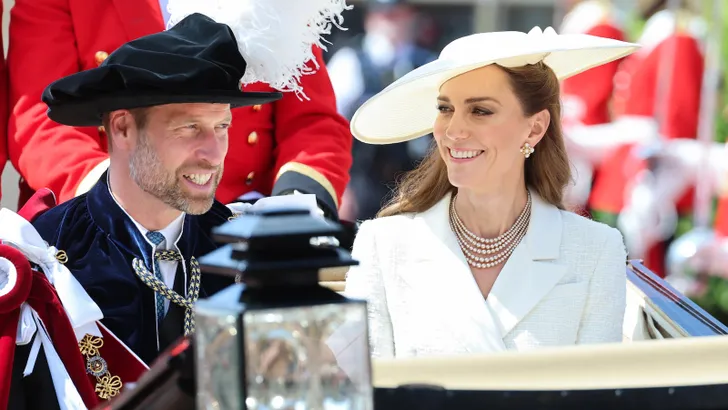 Wiliam en Kate lijken het perfecte paar, maar hun relatie kende een hobbelige start. Van geheime schuilnamen tot een pijnlijke breuk, dit is het échte verhaal.