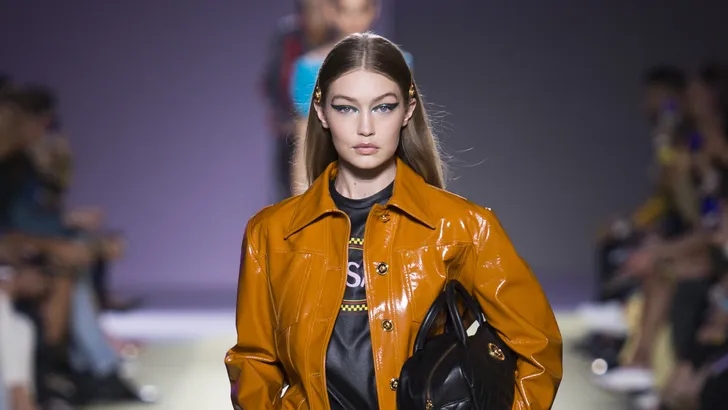 Gigi Hadid brengt deze 2002 look terug naar nu 