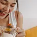 Een vrouw die overnight oats met chiazaad eet