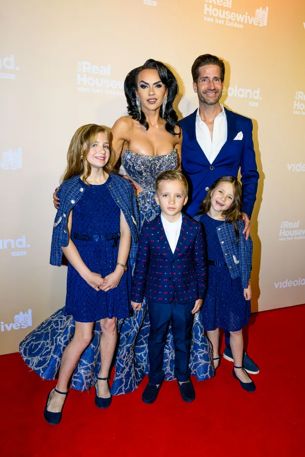 Petrouschka en Bert met hun dochter Valentina (10) en de tweeling Olivia en Olivier (7), allemaal in het blauw, bij de première van The Real Housewives van het Zuiden seizoen 2 