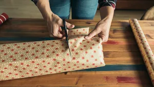 De HEMA cadeaupapier snijder op een rol inpakpapier voor het kaarsrecht afsnijden van papier