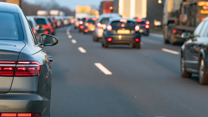 Man rijdt met shovel de Duitse snelweg op, maar zijn verklaring tegen de politie is opmerkelijk