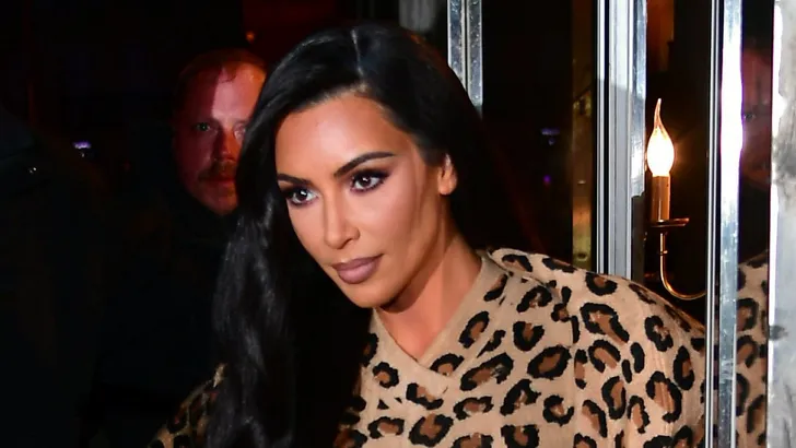 Kim Kardashian pakt uit met vintage luipaard-look
