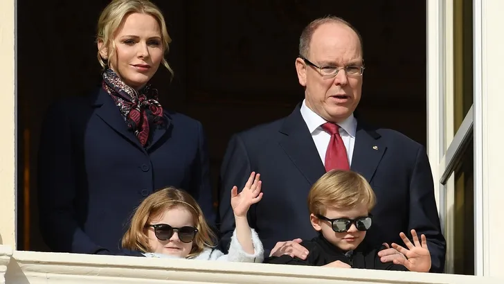 Lief: tweeling Monaco zingt hun moeder toe