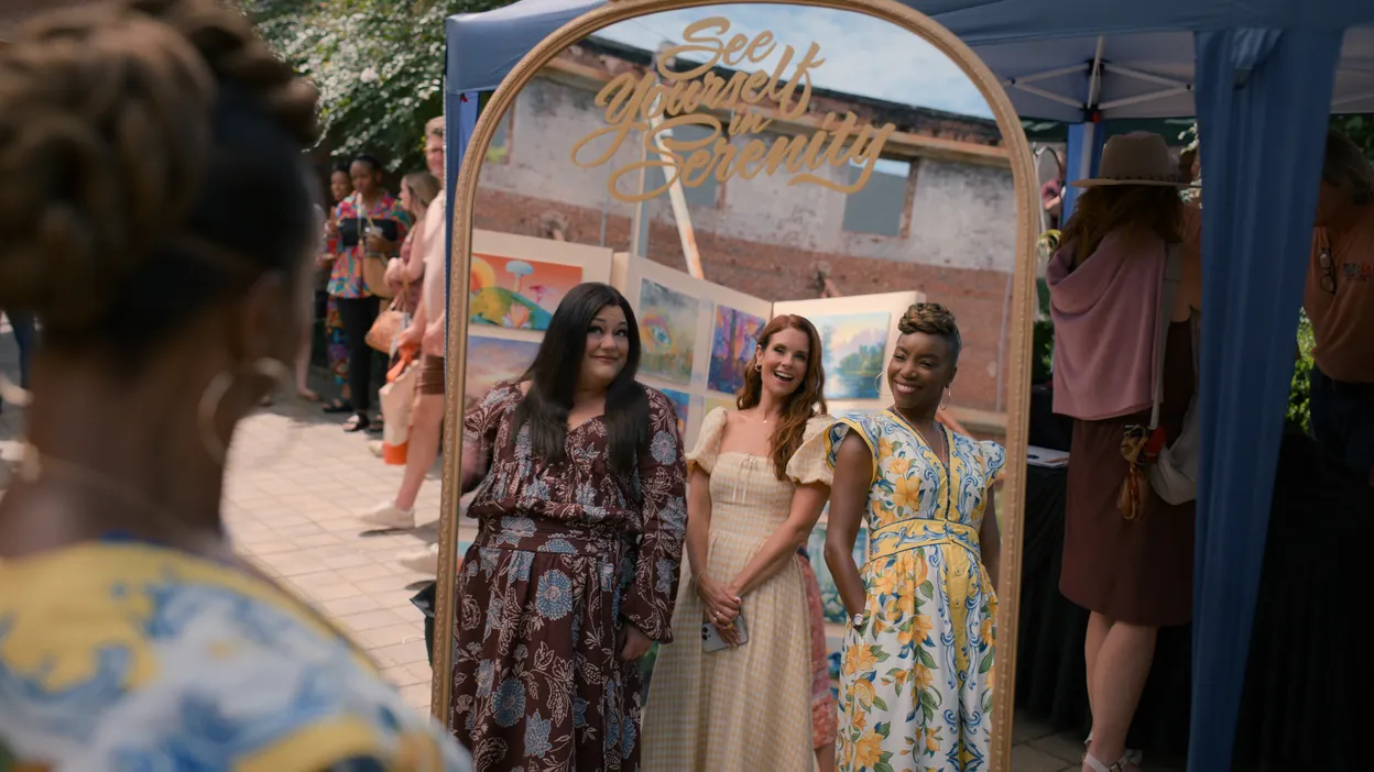 V.l.n.r.: Brooke Elliott als Dana Sue, JoAnna Garcia Swisher als Maddie en Heather Headley als Helen in Sweet Magnolias 
