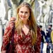 Amalia in Madrid, bordeauxrode jurk en bijpassende tas