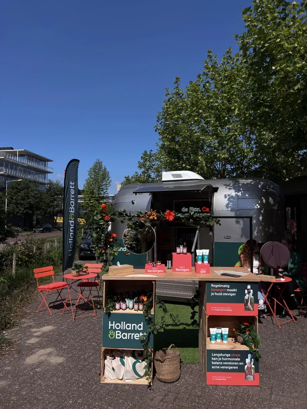 De Skin Care-van van Holland & Barrett voor een gratis huidscan