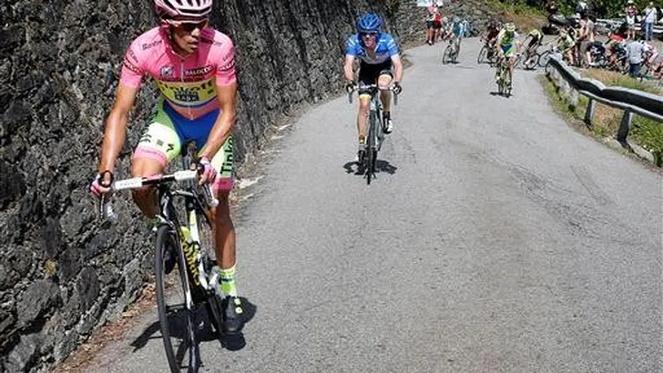 Fietsen Contador en Gilbert gecontroleerd op motortje