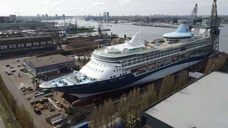 Cruiseschip in Amsterdamse haven blaast eigenhandig milieuzone weg