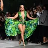 Het verhaal achter de iconische groene Versace jurk van Jennifer Lopez | Elegance