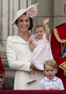 Jong geleerd: zwaaiend tijdens Trooping the Colour