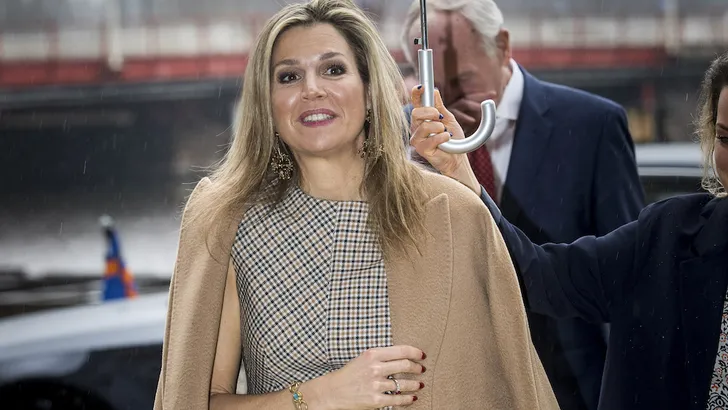 Máxima trotseert de regen