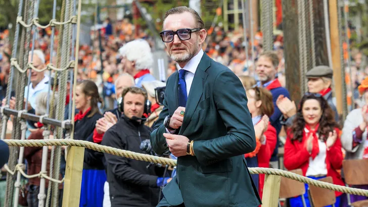 Een bewogen jaar voor prins Bernhard: na zijn scheiding verkoopt hij nu ook al zijn bedrijven. Wat drijft de ondernemende royal om deze keuze te maken?