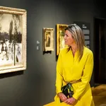 Maxima in kanariegeel tijdens bezoek Kunstmuseum