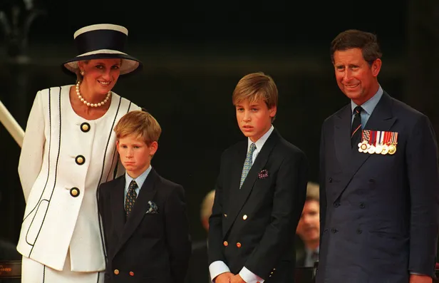 Archieffoto uit augustus 1995 toen prins William 13 jaar was, met prinses Diana, prins Harry, prins William en prins Charles bij VJ Day.