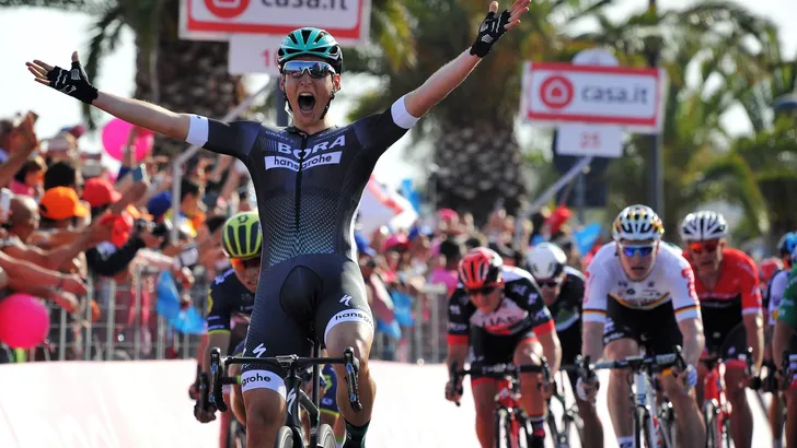 Rit Gemist: Pöstlberger wint openingsrit Giro d'Italia op Sardinië