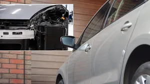 Zilverkleurige auto voor een gesloten garage met een inzetbeeld van een gedeeltelijk gedemonteerde voorkant