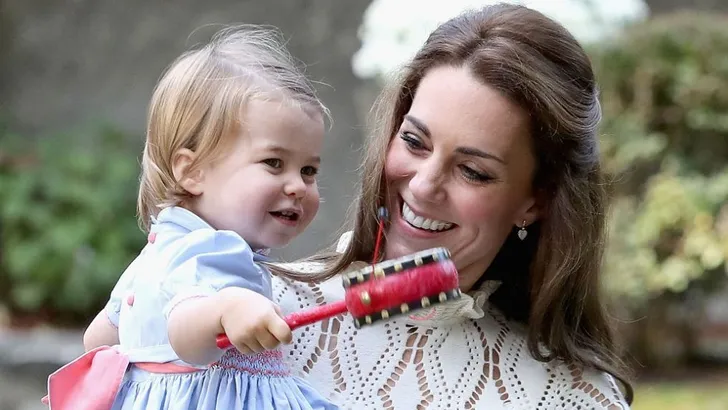 Dit is het eerste woordje van prinses Charlotte in het openbaar!