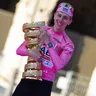 Tadej Pogacar me de trofee van de Giro d'Italia