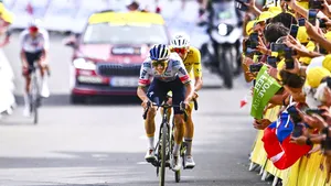 Tadej Pogacar gaf Remco Evenepoel de ritwinst cadeau op de Plateau de Solaison. Volgens Thijs Zonneveld heeft dat zonder meer te maken met het uitvallen van Jonas Vingegaard eerder in de etappe.