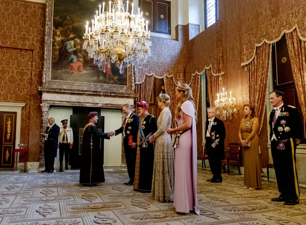 Koning-Willem-Alexander, koningin Máxima en prinses Amalia met de sultan van Oman voorafgaand aan het staatsbanket.