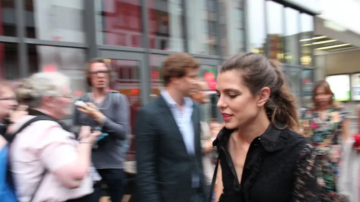 Charlotte Casiraghi draagt boek op aan vader